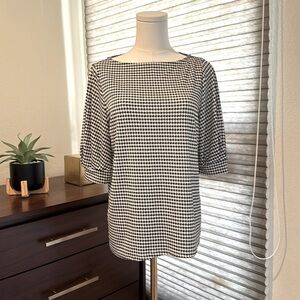 Woman's H&M Houndstooth Short Sleeve Jersey Crepe Boatneck Top. Size S